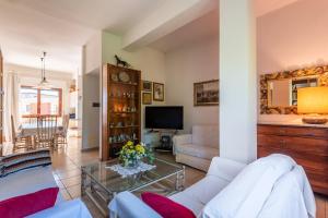 a living room with a couch and a table at Appartamento Comfort alle Terme in Chianciano Terme