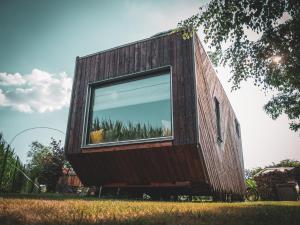 Frasnes-lez-AnvaingL'Échappée des Collines - Tiny House的一间小房子,旁边设有一个窗户