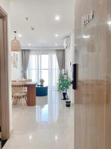 a living room with a hallway with a dining room at Thương Apartment 1 in Thôn Văn Dương