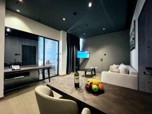 Televisyen dan/atau pusat hiburan di STAY ONLY Tower Suites +159 gambar