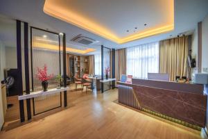TV a/nebo společenská místnost v ubytování Yiwu Bairui Grand Hotel