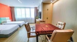 Postel nebo postele na pokoji v ubytování Yiwu Bairui Grand Hotel