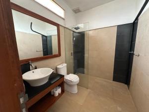 Ένα μπάνιο στο Balcony Living Apartment +15 φωτογραφίες
