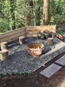 un jardin avec un grand bol et des plantes en pot dans l'établissement Belle Cottage Secluded Stay Near Shops Cafes, à Sassafras