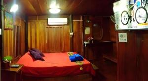 ein kleines Zimmer mit einem roten Bett in einem Boot in der Unterkunft Jidapa Resort in Ban Khlong Takhian + 110 Fotos