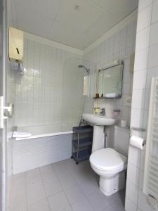 a bathroom with a toilet and a sink and a tub at Occitania Centre Toulouse Matabiau in Toulouse