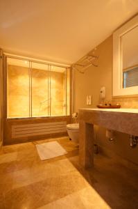 Koupelna v ubytování Alesta Yacht Hotel
