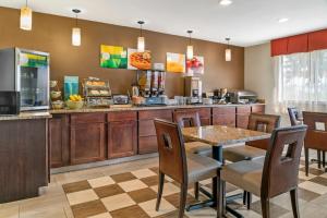 a fast food restaurant with a table and chairs at Quality Inn Grand Rapids South-Byron Center in Grand Rapids