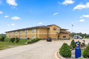 a large yellow building with a parking lot at Comfort Inn Willow Springs US 60 and US 63 in Willow Springs