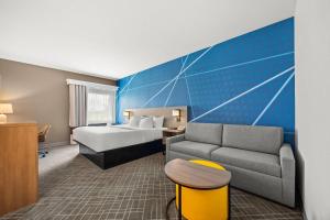 a hotel room with a bed and a couch at Comfort Inn Willow Springs US 60 and US 63 in Willow Springs