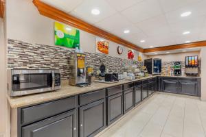 a fast food restaurant counter with a microwave at Quality Inn Lumberton North in Lumberton