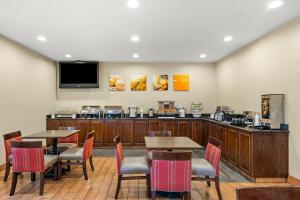 a restaurant with tables and chairs and a bar at Comfort Inn Willow Springs US 60 and US 63 in Willow Springs