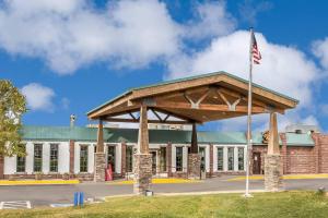 罗林斯Econo Lodge Rawlins的一座前面有美国国旗的建筑