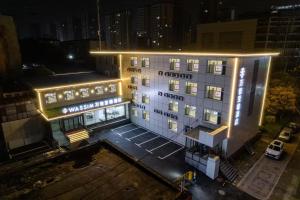 an overhead view of a building at night at 大同古城永泰路万信至格酒店 in Datong