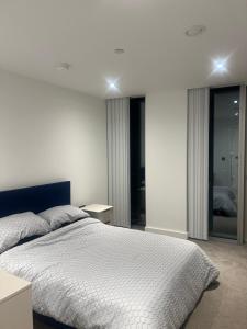 Postel nebo postele na pokoji v ubytování Luxe Penthouse 2 bed Deansgate