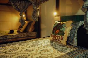 Turtle Hostel Udaipur客房内的一张或多张床位