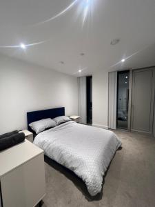 a bedroom with a bed and a desk and a bed sidx sidx sidx at Luxe Penthouse 2 bed Deansgate in Manchester