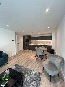 Posezení v ubytování Luxe Penthouse 2 bed Deansgate