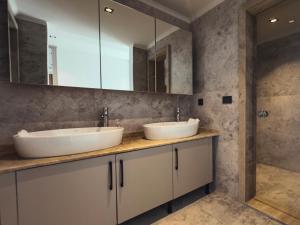 deux lavabos dans une salle de bain avec deux miroirs dans l'établissement Villa Dolce, à Fethiye