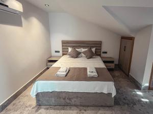 une chambre avec un grand lit avec deux serviettes dessus dans l'établissement Villa Dolce, à Fethiye