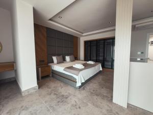 une chambre avec un lit et une grande fenêtre dans l'établissement Villa Dolce, à Fethiye 21 autres photos