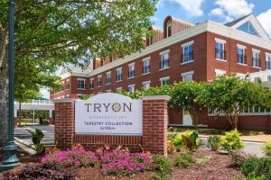新伯尔尼Tryon Riverfront Inn New Bern, Tapestry Collection By Hilton的砖楼前的标志