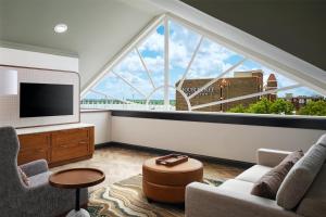 Tryon Riverfront Inn New Bern, Tapestry Collection By Hilton的电视和/或娱乐中心