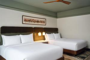 Tryon Riverfront Inn New Bern, Tapestry Collection By Hilton客房内的一张或多张床位