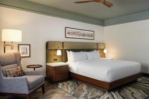 Tryon Riverfront Inn New Bern, Tapestry Collection By Hilton客房内的一张或多张床位