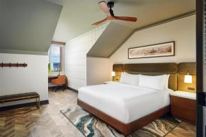 Tryon Riverfront Inn New Bern, Tapestry Collection By Hilton客房内的一张或多张床位