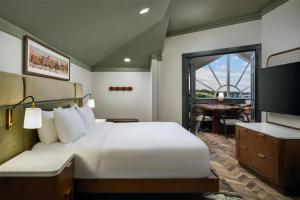 Tryon Riverfront Inn New Bern, Tapestry Collection By Hilton客房内的一张或多张床位