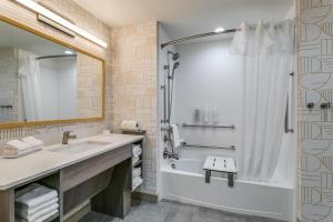 Home2 Suites by Hilton Coppell DFW Grapevine North的一间浴室