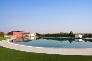 Bazén v ubytování Ramada Plaza by Wyndham Jammu Vijaypur nebo v jeho okolí