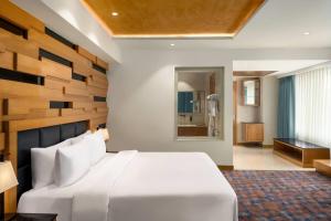 Postel nebo postele na pokoji v ubytování Ramada Plaza by Wyndham Jammu Vijaypur