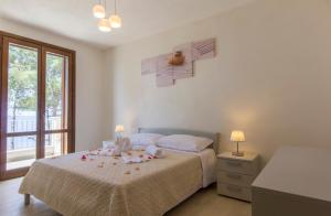 ビルジ・ヴェッキにあるLa Perla dello Stagnoneのベッドルーム1室(テディベア2匹のベッド1台付)