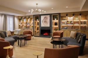 Martis Valley Lodge, Tapestry Collection by Hilton的休息区