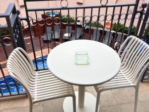 Balkoni atau teres di Nagomi Suite - Modern Apartment with Parking & Swimming Pool