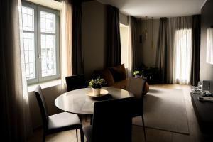 a living room with a table and a living room with a couch at KODERLE SUITE K1 Bucaneve in Brunico