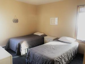 Gallery image of Single Family, Oceanfront, Beach Badges, Beach Equipment, View, Wifi, Ocean Front Home In Brant Beach 77448 in Brant Beach