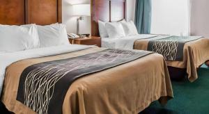 Postel nebo postele na pokoji v ubytování Quality Inn Waynesburg - Morrisville