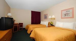 Postel nebo postele na pokoji v ubytování Quality Inn Waynesburg - Morrisville