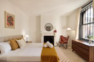 1 dormitorio con 1 cama con chimenea y espejo en Spacious Surry Hills Home, en Sídney
