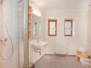 Apartment in Wald im Pinzgau with Swimming Pool and Views 욕실