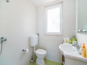 ein weißes Badezimmer mit Toilette und Waschbecken in der Unterkunft Holiday Home My Summer House - Two-Bedroom Holiday Home with Private Pool and Terrace - ST in Supetar + 32 Fotos