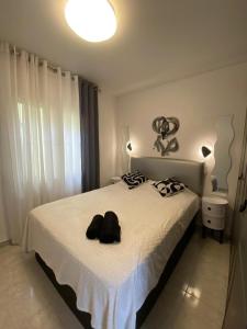 Ένα ή περισσότερα κρεβάτια σε δωμάτιο στο Modern Art apartment by the sea Playa del Espejo