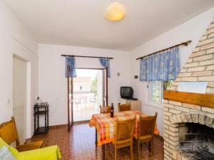 Ảnh trong thư viện ảnh của Holiday Home Blue Vineyard- Three Bedroom House with Terrace and Sea View ở Potomje