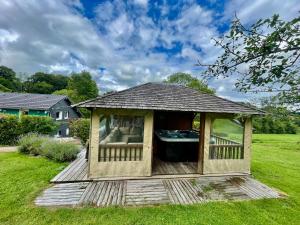 Les ChampeauxにあるVilla été , chalet hiver près de Camembert avec jacuzzi et piscine chauffée 15 avril au 1er octobreの中庭の木造展望台