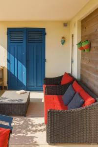 ein Wohnzimmer mit einem Sofa und einer blauen Tür in der Unterkunft La Maison du Bonheur & Escapade Côte Bleue in Martigues