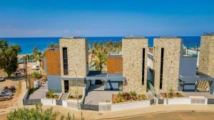 Bild eines Gebäudes mit dem Ozean im Hintergrund in der Unterkunft Sunrise Beachfront Villas - Villa 3 in Paralimni