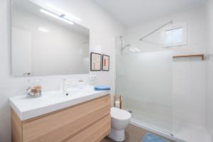 バレンシアにあるChalet Salerの白い洗面台とトイレのあるバスルーム +33枚の写真